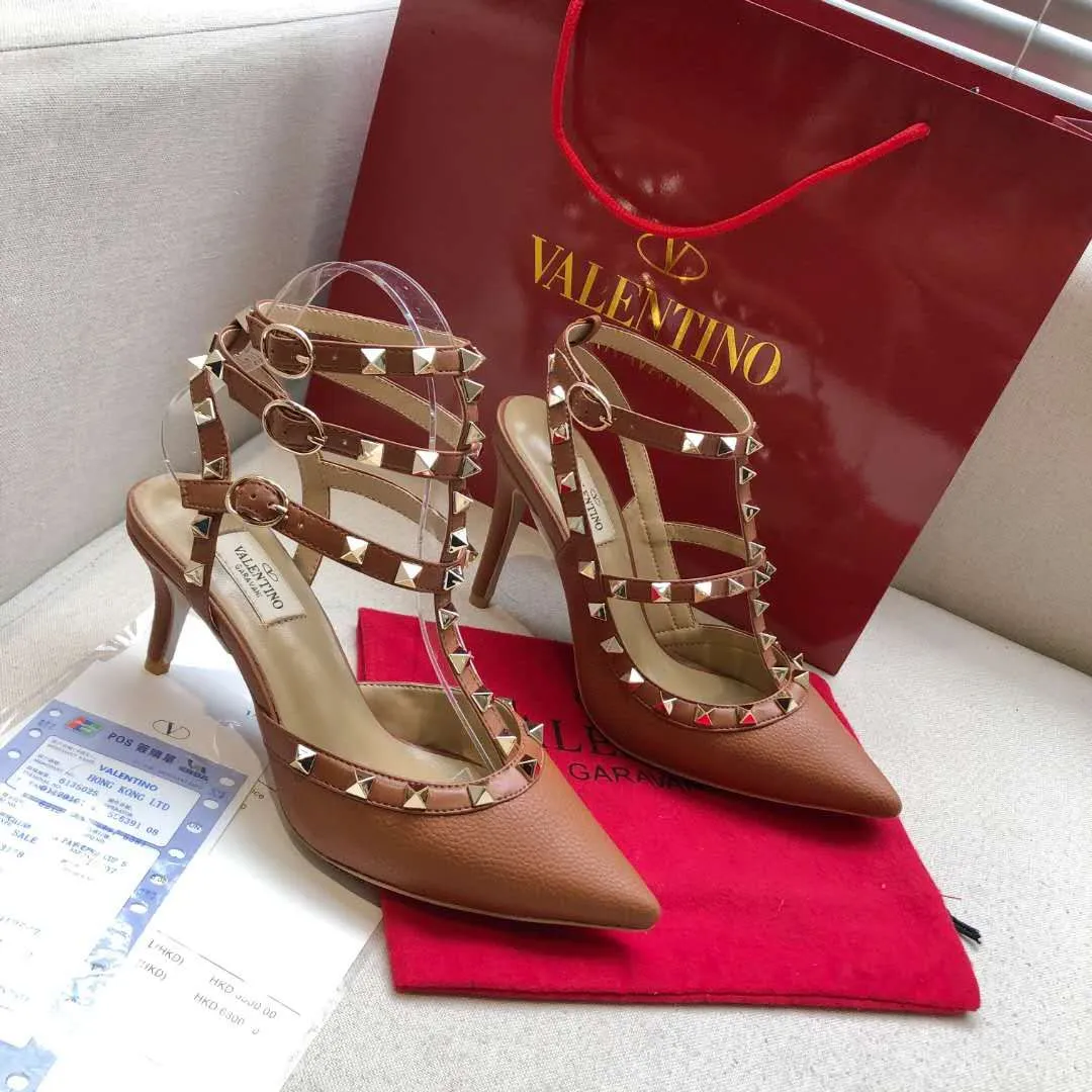 👟👟Ex-factory price 400👟👟 Genuine leather sole +30 Available all year round🎁[Brown pebbled leather series] Heel height: 9.5cm+6.5cm. Valentino is a global haute couture and ready-to-wear luxury brand. Valentino is timeless and never goes out of style. Sheepskin feet, lining 🎁34 to 40/41/42 sizes, ready stock. Original last from the counter, regular bottom, genuine leather outsole +30